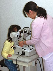 視能訓練士による斜視の子供さんの訓練風景
